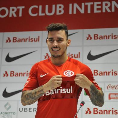  PORTO ALEGRE, RS, BRASIL, 25-04-2018. Inter treina no CT Parque Gigante com a apresenção do novo lateral Zeca. Na foto: coletiva com o Zeca   (FÉLIX ZUCCO/AGÊNCIA RBS)