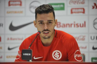  PORTO ALEGRE, RS, BRASIL, 25-04-2018. Inter treina no CT Parque Gigante com a apresenção do novo lateral Zeca. Na foto: coletiva com o Zeca   (FÉLIX ZUCCO/AGÊNCIA RBS)