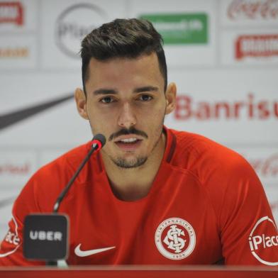  PORTO ALEGRE, RS, BRASIL, 25-04-2018. Inter treina no CT Parque Gigante com a apresenção do novo lateral Zeca. Na foto: coletiva com o Zeca   (FÉLIX ZUCCO/AGÊNCIA RBS)