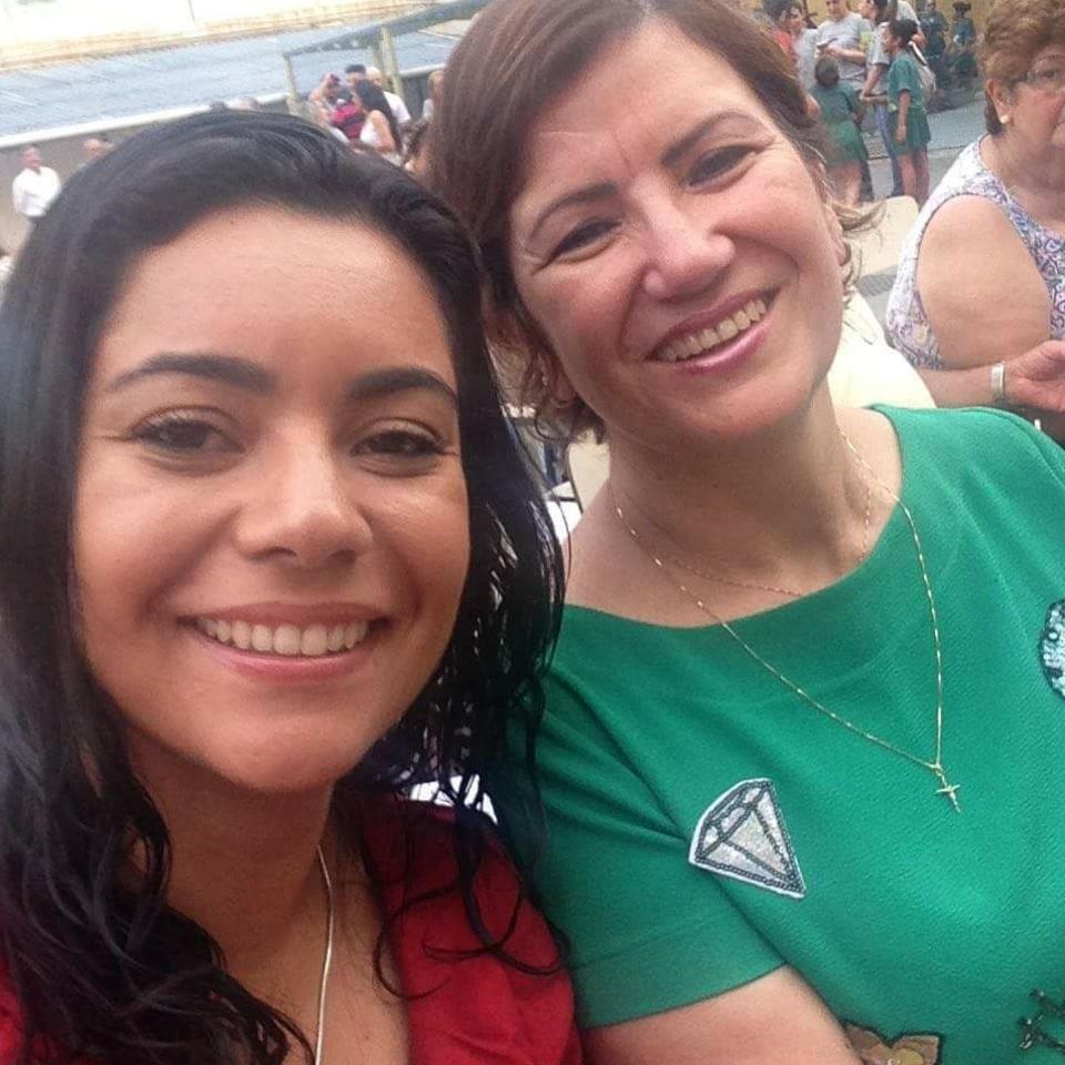 Ela tem uma amiga morta que manda vídeos horríveis para ela 