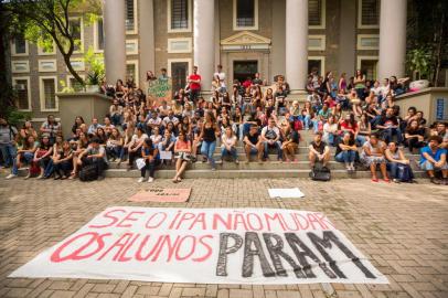  PORTO ALEGRE, RS, BRASIL, 25/04/2018 : Alunos do Centro Universitário Metodista IPA protestaram na manhã desta quarta-feira (25) contra o atraso nos salários dos professores da instituição, localizada em Porto Alegre. (Omar Freitas/Agência RBS)Indexador: Omar Freitas