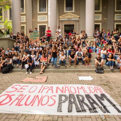  PORTO ALEGRE, RS, BRASIL, 25/04/2018 : Alunos do Centro Universitário Metodista IPA protestaram na manhã desta quarta-feira (25) contra o atraso nos salários dos professores da instituição, localizada em Porto Alegre. (Omar Freitas/Agência RBS)Indexador: Omar Freitas