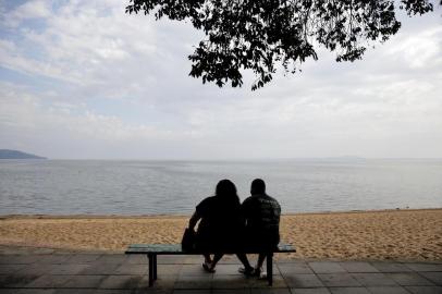  PORTO ALEGRE, RS, BRASIL, 25-04-2018. Matéria de previsão do tempo. Fotos feitas na orla de Ipanema. (FOTO: ANDERSON FETTER/AGÊNCIA RBS)