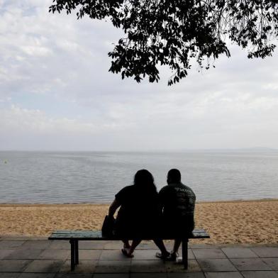  PORTO ALEGRE, RS, BRASIL, 25-04-2018. Matéria de previsão do tempo. Fotos feitas na orla de Ipanema. (FOTO: ANDERSON FETTER/AGÊNCIA RBS)