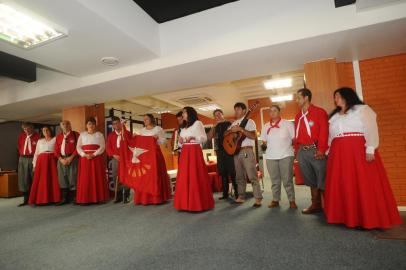  CAXIAS DO SUL, RS, BRASIL, 25/04/2018. Comissão da Festa do Divino Espírito Santo de Vila Seca visitou a redação do jornal Pioneiro. A festividade folclórica e religiosa que celebra o Espírito Santo começa este ano no domingo, dia 29, com a 22ª cavalgada do divino, que recebe além de cavaleiros também motociclistas e ciclistas. (Porthus Junior/Agência RBS)