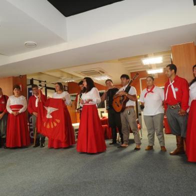  CAXIAS DO SUL, RS, BRASIL, 25/04/2018. Comissão da Festa do Divino Espírito Santo de Vila Seca visitou a redação do jornal Pioneiro. A festividade folclórica e religiosa que celebra o Espírito Santo começa este ano no domingo, dia 29, com a 22ª cavalgada do divino, que recebe além de cavaleiros também motociclistas e ciclistas. (Porthus Junior/Agência RBS)