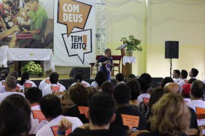 Cerca de 40 dependentes químicos em situação de rua deixaram Caxias no último sábado para iniciar tratamento em outras cidades. Eles foram levados de ônibus para um retiro espiritual em Casca.