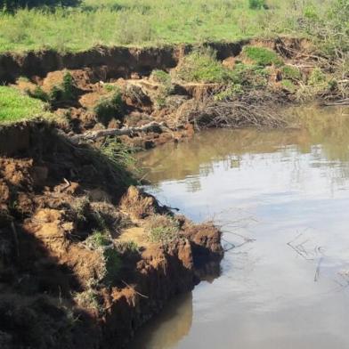 Desmoronamento de margens na Ilha dos Dorneles é um dos efeitos da extração de areia em grandes profundidades no Rio Jacuí.