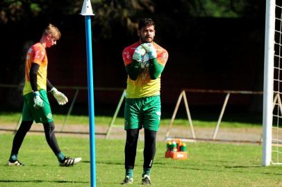  FARROUPILHA, RS, BRASIL, 11/04/2018. Treino do Juventude no Estádio das Castanheiras. Na foto, o goleiro Matheus Cavichioli. (Diogo Sallaberry/Agência RBS)