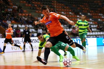 ACBF x CRE, da Bolívia, pela Libertadores de Futsal, em Carlos Barbosa. Na foto, o ala Mithyuê.