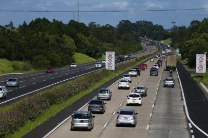  GLORINHA, RS, BRASIL, 14-02-2018. Trânsito na Freeway após  o feriadão de Carnaval no sentido Porto Alegre. (FÉLIZ ZUCCO/AGÊNCIA RBS)