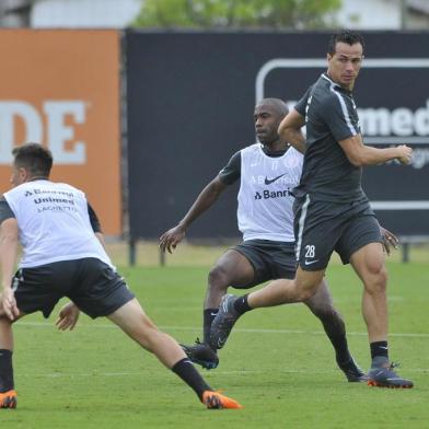  PORTO ALEGRE, RS, BRASIL, 26-04-2018. Inter treina no CT Parque Gigante. (TADEU VILANI/AGÊNCIA RBS)