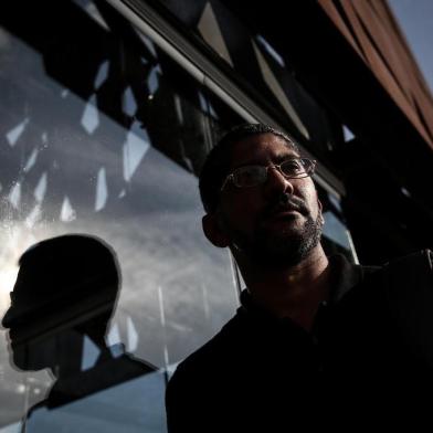  PORTO ALEGRE, RS, BRASIL, 24/04/2018: Retrato do escritor Jeférson Tenório. (FOTÓGRAFO: CARLOS MACEDO / AGENCIA RBS)Indexador: Carlos Macedo