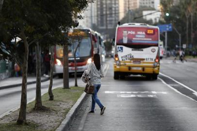  PORTO ALEGRE, RS, BRASIL, 07/08/2017: Estação de ônibus da Avenida João Pessoa e entorno da Redenção. Proximidades dos corredores de ônibus na Capital onde pedestres se arriscam para cruzar as avenidas. Em quanto a atitude do pedestre é responsável pelos atropelamentos, em quanto a estrutura e sinalização de trânsito pesam na decisão de atravessar de qualquer jeito?.  (Foto: Carlos Macedo / Agência RBS)