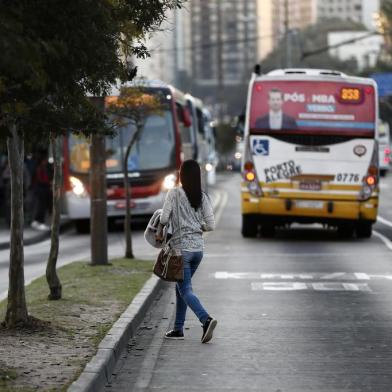  PORTO ALEGRE, RS, BRASIL, 07/08/2017: Estação de ônibus da Avenida João Pessoa e entorno da Redenção. Proximidades dos corredores de ônibus na Capital onde pedestres se arriscam para cruzar as avenidas. Em quanto a atitude do pedestre é responsável pelos atropelamentos, em quanto a estrutura e sinalização de trânsito pesam na decisão de atravessar de qualquer jeito?.  (Foto: Carlos Macedo / Agência RBS)