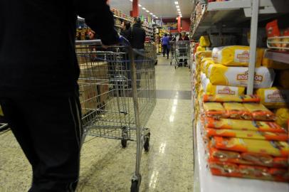  CAXIAS DO SUL, RS, BRASIL, 12/10/2017 - Após acordo os mercados de Caxias abrem normalmente no feriado de 12 de outubro. (Marcelo Casagrande/Agência RBS)