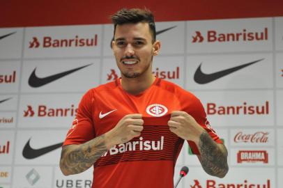  PORTO ALEGRE, RS, BRASIL, 25-04-2018. Inter treina no CT Parque Gigante com a apresenção do novo lateral Zeca. Na foto: coletiva com o Zeca   (FÉLIX ZUCCO/AGÊNCIA RBS)