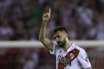  Argentinas River Plate forward Lucas Pratto celebrates after scoring a goal against Ecuadors Emelec during the Copa Libertadores 2018 group D football match at the Monumental stadium in Buenos Aires, Argentina, on April 26, 2018. / AFP PHOTO / JUAN MABROMATAEditoria: SPOLocal: Buenos AiresIndexador: JUAN MABROMATASecao: soccerFonte: AFPFotógrafo: STF