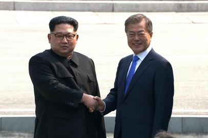  This screen grab from the Korean Broadcasting System (KBS) taken on April 27, 2018 shows North Korea's leader Kim Jong Un (L) and South Korea's President Moon Jae-in shaking hands at the Military Demarcation Line that divides their countries at Panmunjom.The two men briefly stepped back over the line into the North before walking to the Peace House building on the southern side of the truce village of Panmunjom for the summit -- only the third of its kind since hostilities ceased in 1953. / AFP PHOTO / KOREAN BROADCASTING SYSTEM / KOREAN BROADCASTING SYSTEM / -----EDITORS NOTE --- RESTRICTED TO EDITORIAL USE - MANDATORY CREDIT "AFP PHOTO / KOREAN BROADCASTING SYSTEM (KBS) " - NO MARKETING - NO ADVERTISING CAMPAIGNS - DISTRIBUTED AS A SERVICE TO CLIENTSEditoria: POLLocal: PanmunjomIndexador: KOREAN BROADCASTING SYSTEMSecao: diplomacyFonte: KOREAN BROADCASTING SYSTEMFotógrafo: Handout