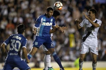 Argentinas Racing Club player Alejandro Donatti vies for the ball with Brazils Vasco da Gama player Thiago Galhardo during the Copa Libertadores 2018 group E football match between Brazils Vasco da Gama and Argentinas Racing Club at Sao Januario stadium in Rio de Janeiro, Brazil, on April 26, 2018.  / AFP PHOTO / Mauro Pimentel