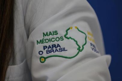  ALFREDO BRENNER, RS, BRASIL, 05-08-2016 : Programa Mais Médicos completa 3 anos. Na foto: Detalhe do jaleco da médica brasileira, Daniela Censi dos Santos. (Foto: ANDRÉ ÁVILA/Agência RBS)Indexador: Andre Avila