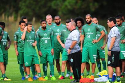  FARROUPILHA, RS, BRASIL, 25/04/2018. Treino do Juventude no campo da Fras-Le, em Farroupilha. O Ju está disputando a Série B do Campeonato Brasileiro. Na foto, técnico Julinho Camargo conversando com jogadores. (Porthus Junior/Agência RBS)