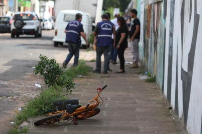  PORTO ALEGRE, RS, BRASIL, 27-04-2018. Menino de oito anos morre atropelado por caminhão na rua Rua Freitas e Castro, bairro Azenha, em Porto Alegre.Motorista do veículo relatou à Brigada Militar que não enxergou a criança, que andava de bicicleta.  (FERNANDO GOMES/AGÊNCIA RBS)