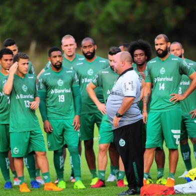  FARROUPILHA, RS, BRASIL, 25/04/2018. Treino do Juventude no campo da Fras-Le, em Farroupilha. O Ju está disputando a Série B do Campeonato Brasileiro. Na foto, técnico Julinho Camargo conversando com jogadores. (Porthus Junior/Agência RBS)