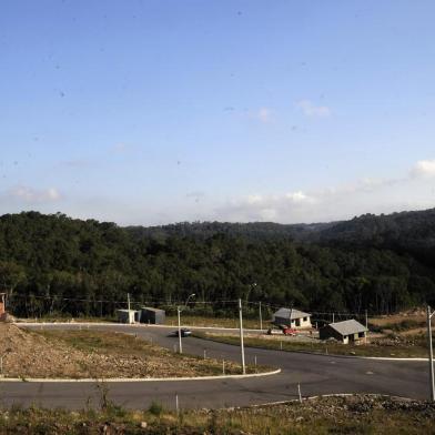  CAXIAS DO SUL, RS, BRASIL, 26/04/2018 - Andando pela cidade fica evidente o crescimento de Caxias do sul. Há loteamentos em todas as regiões. NA FOTO:O loteamento Reserva do Vale foi urbanizado nos fundos da sede recreativa da Marcopolo, na região do bairro Cidade Nova, na zona Leste da cidade. Casas já estão sendo construídas. (Marcelo Casagrande/Agência RBS)