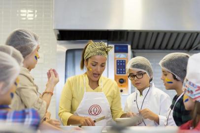 Oficina para crianças da chef Graciela Martins ¿A batatinha quando nasce, da horta à mesa, no Festival Gastronômico da Batata de São Francisco de Paula.