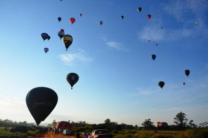  Imagens deste sábado (28), do Festival Internacional de Balonismo de Torres que teve início na sexta-feira (27).