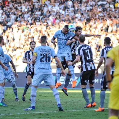 RIO DE JANEIRO, RJ - 28.04.2018: BOTAFOGO X GREMIO - Michel (5) faz gol empatando a partida pelo placar de 1 a 1, durante Botafogo x Gremio realizada no Estádio Nilton Santos ,pela 3ª rodada do Campeonato Brasileiro, no Rio de Janeiro, RJ. (Foto: Nayra Halm/Fotoarena/Lancepress!)