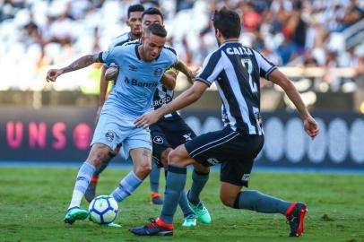 RS - FUTEBOL/CAMPEONATO BRASILEIRO 2018/GRÊMIO X BOTAFOGO - ESPORTES - Lance da partida entre Grêmio e Botafogo disputada na tarde deste sabado, no Estadio Nilton Santos, no Rio de Janeiro, valida pelo Campeonato Brasileiro 2018. FOTO: LUCAS UEBEL/GREMIO FBPA. No lance, Luan