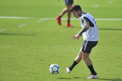  PORTO ALEGRE, RS, BRASIL, 25-04-2018. Inter treina no CT Parque Gigante com a apresenção do novo lateral Zeca.  Na foto: Zeca (FÉLIX ZUCCO/AGÊNCIA RBS)