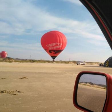 Balões saem da rota e pousam perto do mar, em Torres