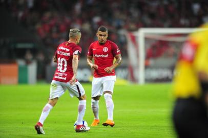  PORTO AKLEGRE, RS, BRASIL, 29.04.2018. Inter enfrenta o Cruzeiro no Beira-Rio em partida válida pela terceira rodada do Campeonato Brasileiro 2018. Na foto, DAlessandro e Pottker.Foto: Carlos Macedo/Agência RBS