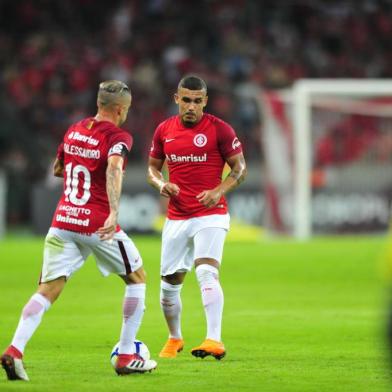  PORTO AKLEGRE, RS, BRASIL, 29.04.2018. Inter enfrenta o Cruzeiro no Beira-Rio em partida válida pela terceira rodada do Campeonato Brasileiro 2018. Na foto, DAlessandro e Pottker.Foto: Carlos Macedo/Agência RBS