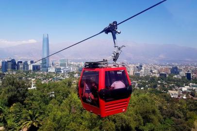 Viagem do leitor Diogo Baigorra ao Chile. Vista de Santiago a partir do teleférico que leva ao topo do Cerro San Cristóbal. Ao fundo, a Sky Costanera, a maior torre da América Latina, que lembra a arquitetura dos prédios de Dubai.