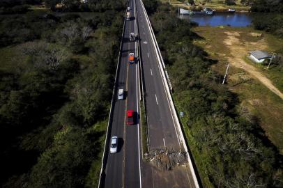 NOVA SANTA RITA, RS, BRASIL, 05-07-2017: Ponte sobre o Rio Caí no km 427 da BR-386 está interditada e deixa o fluxo de veículos em pista simples, apesar da duplicação do trecho. (Foto: Mateus Bruxel / Agencia RBS)