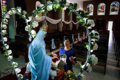 PORTO ALEGRE, RS, BRASIL, 29-04-2018: A terapeuta ocupacional Anelise Bestani no Santuário Paróquia Nossa Senhora do Trabalho, na zona norte de Porto Alegre. Devota da santa, ela recorreu à fé para conseguir um emprego anos atrás e ainda hoje vai à igreja agradecer pela graça alcançada. (Foto: Mateus Bruxel / Agência RBS)