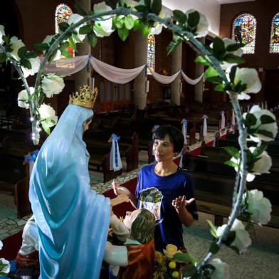 PORTO ALEGRE, RS, BRASIL, 29-04-2018: A terapeuta ocupacional Anelise Bestani no Santuário Paróquia Nossa Senhora do Trabalho, na zona norte de Porto Alegre. Devota da santa, ela recorreu à fé para conseguir um emprego anos atrás e ainda hoje vai à igreja agradecer pela graça alcançada. (Foto: Mateus Bruxel / Agência RBS)