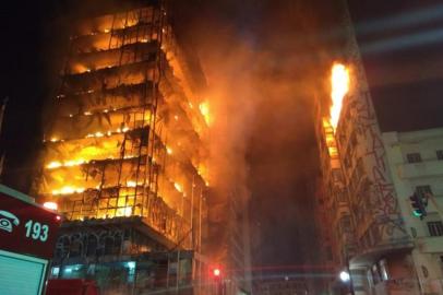  Incêndio atinge dois prédios no centro de São Paulo.