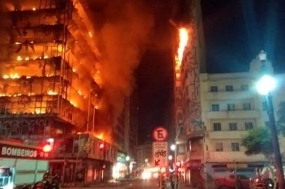  Prédio desaba durante incêndio em São Paulo.