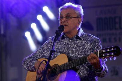  Com voz melodiosa e canções lendárias, Caetano Veloso encantou, nesta sexta-feira, o público parisiense que lotou os arredores da igreja da Madeleine, em um show gratuito, no qual a crise política do Brasil aflorou quando fãs gritaram palavras de ordem contra o presidente Michel Temer.Editoria: ACELocal: ParisIndexador: FRANCOIS GUILLOTSecao: musicFonte: AFPFotógrafo: STF