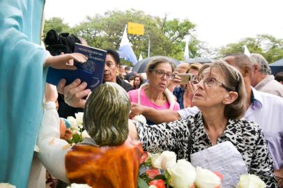  PORTO ALEGRE, RS, BRASIL, 01/05/2018.  Ilsa Mattos pediu bênção para as carteiras dos filhos. 64ª Festa de Nossa Senhora do Trabalho, na Vila Ipiranga, em Porto Alegre  (FOTO: ANDRÉA GRAIZ/AGÊNCIA RBS).Indexador: Andrea Graiz