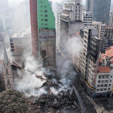  Firefighters work to extinguish the fire in a building that collapsed after catching fire in Sao Paulo, Brazil, on May 1, 2018.A 24-storey building in the center of Sao Paulo, Brazils biggest city, collapsed early May 1 after a blaze that rapidly tore through the structure, reportedly killing one person. Dozens of homeless families were squatting in the building, according to local media. / AFP PHOTO / Nelson ALMEIDAEditoria: DISLocal: Sao PauloIndexador: NELSON ALMEIDASecao: fireFonte: AFPFotógrafo: STF