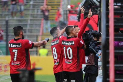 Jogadores do Brasil-Pel comemoram gol contra o Figueirense, em jogo pela Série B do Brasileirão no Bento Freitas.