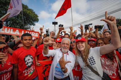  Curitiba PR 01 05 2018-PRIMEIRO DE MAIO HISTÃRICO EM CURITIBA! Enquanto isso, nos arredores da PolÃ­cia Federal... âQueriam prender Lula, mas nÃ£o sabiam que ele nÃ£o estava sÃ³!â. #1McomLula #LulaLivre foto  Ricardo StuckertIndexador:  Rafael Ribeiro