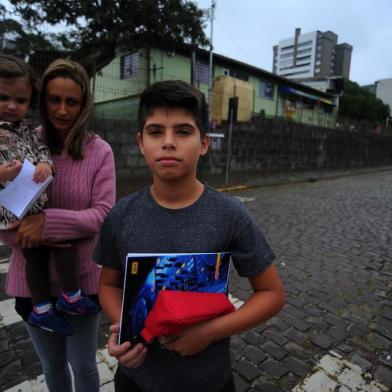  CAXIAS DO SUL, RS, BRASIL 01/05/2018Sem vaga em escola próxima de casa, a moradora do bairro Serrano Elizandra Ferras, 38, teve que matricular o filho Nathan, 11, em instituição no bairro Panazzolo. (Felipe Nyland/Agência RBS)