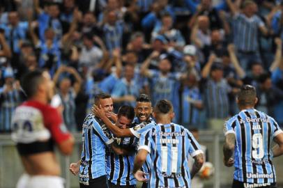  PORTO ALEGRE, RS, BRASIL, 01.05.2018. Grêmio enfrenta o Cerro Porteño, na Arena, em partida válida pela fase de grupos da Copa Libertadores 2018. Na foto, atacante Éverton comemora o primeiro gol do jogo. Foto: Mateus Bruxel/Agência RBS